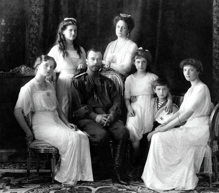 iak-pochalasia-korolivska-simia-try-vidpovidi-zamist-odniiei-217d