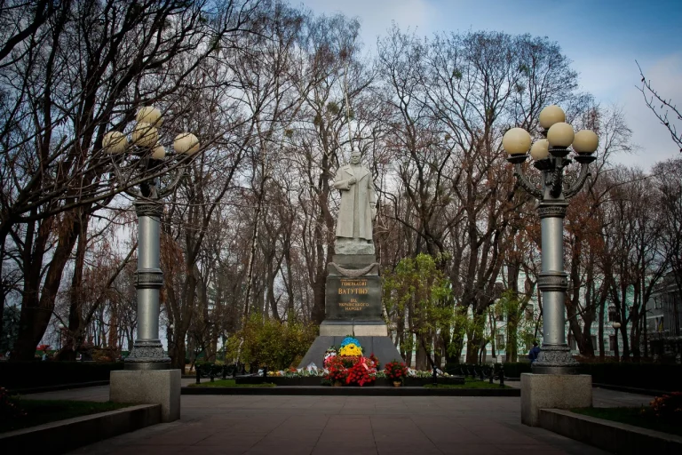 mohyla-vatutina-v-kyievi-de-znakhodytsia-istoriia-ta-suchasnyi-stan-9cc7